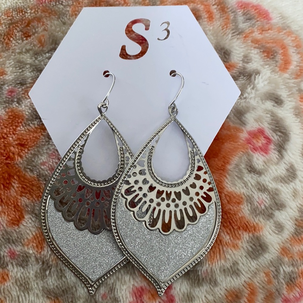 ❄️Beautiful light weight metal earrings ❄️